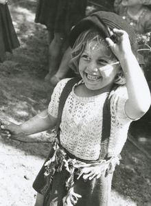 876868 Portret van een lachend meisje op het woonwagenkamp aan de Huppeldijk te Utrecht, waar de Zusters Augustinessen ...